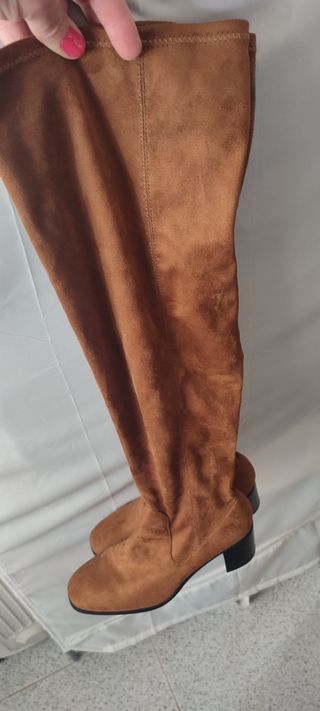 Zara botas altas de ante de segunda mano por 7 EUR en Málaga en WALLAPOP