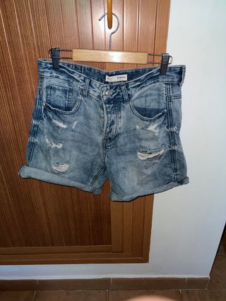 Short tiro alto roto de segunda mano por 9 EUR en El Puerto de Santa María  en WALLAPOP