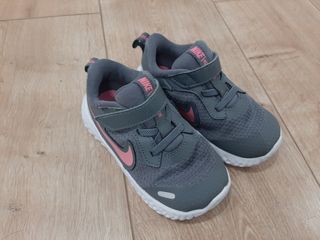 Zapatillas nike niña talla 25 de segunda mano por 10 EUR en Lleida en  WALLAPOP