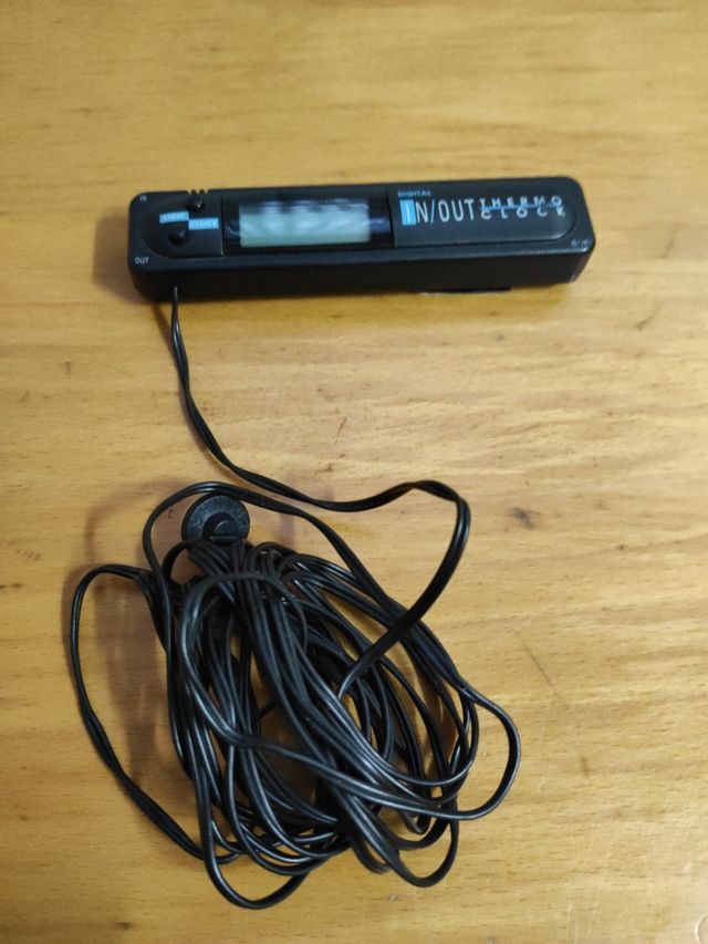 Reloj. Termómetro, interior y exterior. Digital.