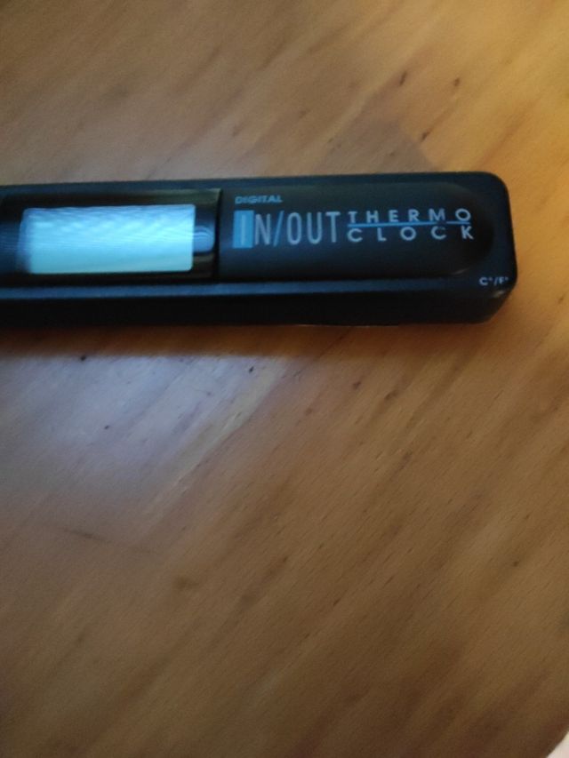 Reloj. Termómetro, interior y exterior. Digital.