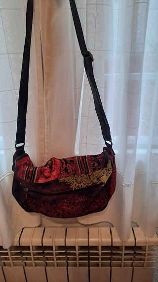 Bolso desigual negro y rojo de segunda mano por 20 EUR en Madrid en WALLAPOP