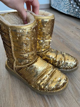 Botas Uggs Lentejulas doradas de segunda mano por 19 EUR en Barcelona en  WALLAPOP