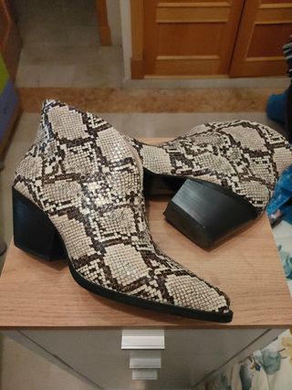 Botines animal print Zara de segunda mano por 34 EUR en Granada en WALLAPOP