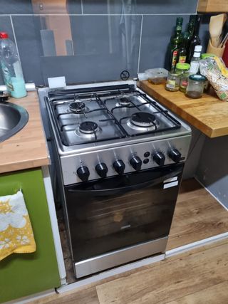 Cocina Zanussi Inox 4 fuegos ZCG212G1XA (gas)! de segunda mano por 150 EUR  en Barcelona en WALLAPOP