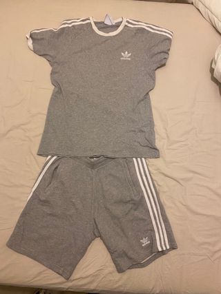 Chándal gris corto Adidas de segunda mano por 60 EUR en Rubí en WALLAPOP