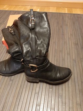Bota alta negra xti de segunda mano por 5 EUR en Las Casas de Soria en  WALLAPOP
