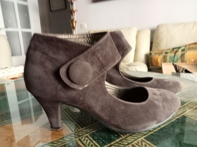 Zapatos de antelina marrones