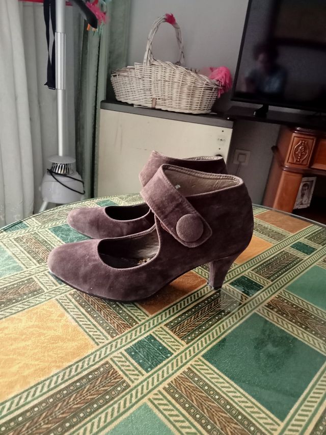Zapatos de antelina marrones