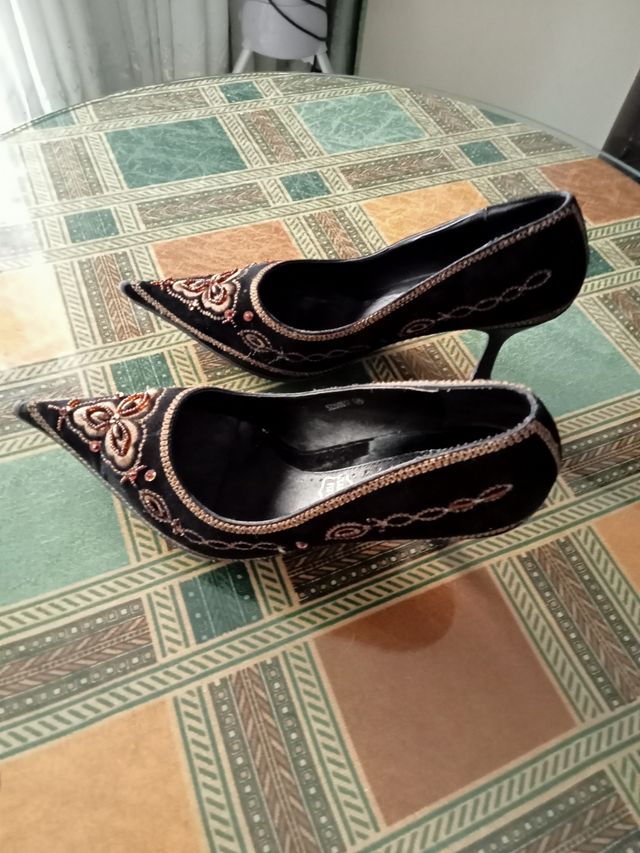 preciosos zapatos bordados en ante negro