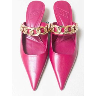 Zapatos mules rosa fucsia cadena dorada Zara de segunda mano por 30 EUR en  Paracuellos de Jarama en WALLAPOP