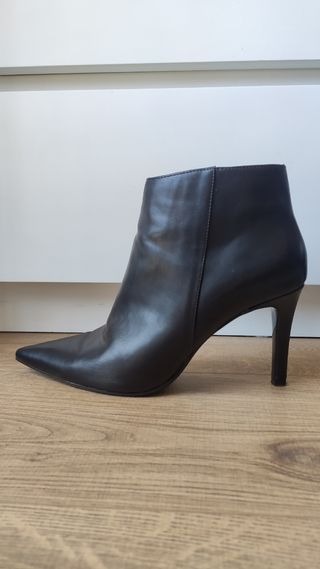 Botín negro Mango talla 39 de segunda mano por 10 EUR en Madrid en WALLAPOP