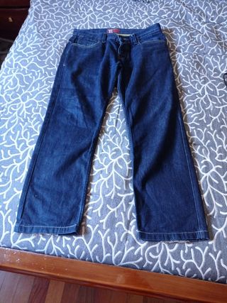Pantalón vaquero hombre Zara de segunda mano por 5 EUR en Monforte de Lemos  en WALLAPOP