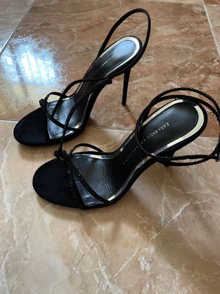 Estas sandalias joya (planas) de las rebajas de Zara son las que mejor  hacen de 'plan B' en tus looks de invitada
