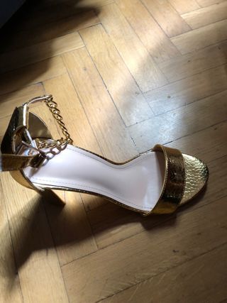 Zapatos shein dorados de segunda mano por 18 EUR en Madrid en WALLAPOP