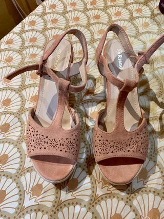 Sandalias número 41 nuevas de segunda mano por 5 EUR en Barbera del Valles  en WALLAPOP