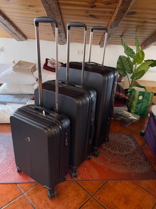Maletas Rigida Negro Marca Suiza Premium de segunda mano por 120 EUR en  Madrid en WALLAPOP