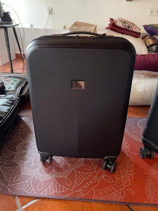 Maletas Rigida Negro Marca Suiza Premium de segunda mano por 120 EUR en  Madrid en WALLAPOP