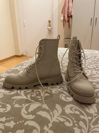 Botines Beige cordones Pull\u0026amp;Bear de segunda mano por 8 EUR en Madrid en  WALLAPOP