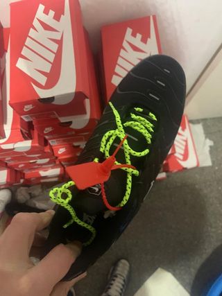 Nike Tn Negras con Verde de segunda mano por 55 EUR en Barcelona en WALLAPOP