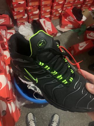 Nike Tn Negras con Verde de segunda mano por 55 EUR en Barcelona en WALLAPOP