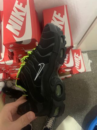 Nike Tn Negras con Verde de segunda mano por 55 EUR en Barcelona en WALLAPOP