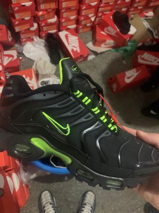 Nike Tn Negras con Verde de segunda mano por 55 EUR en Barcelona en WALLAPOP