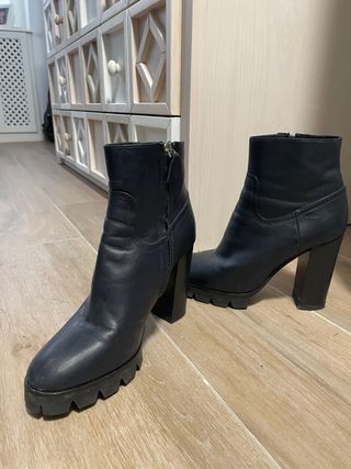 Botín tacón azul marino Uterqüe de segunda mano por 25 EUR en Zaragoza en  WALLAPOP