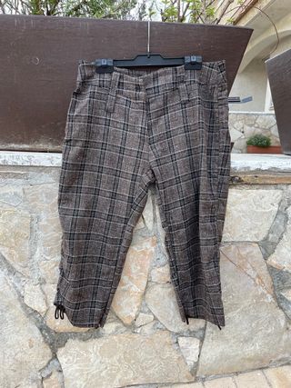 2 pantalones tipo pirata-T40 de segunda mano por 10 EUR en Palau-Solita I  Plegamans en WALLAPOP