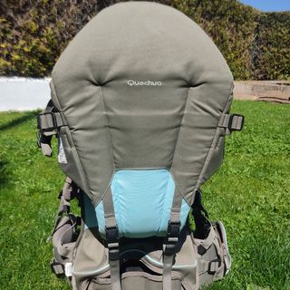 Mochila porteo senderismo Quechua. de segunda mano por 25 EUR en Lugo en  WALLAPOP