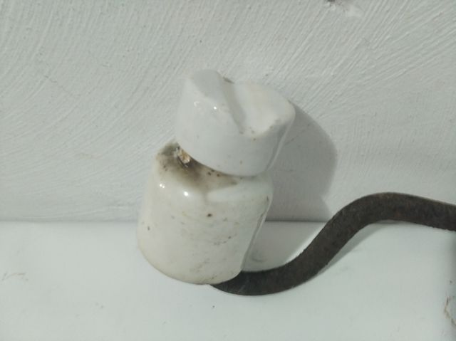 Jícara,aislante material eléctrico