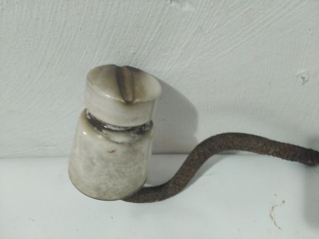 Jícara,aislante material eléctrico