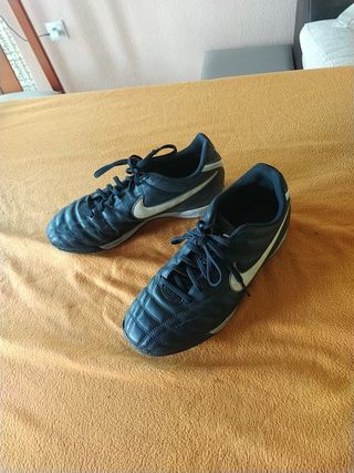 Botines NIKE de futbol cesped sintetico de segunda mano por 5 EUR en  Sevilla en WALLAPOP