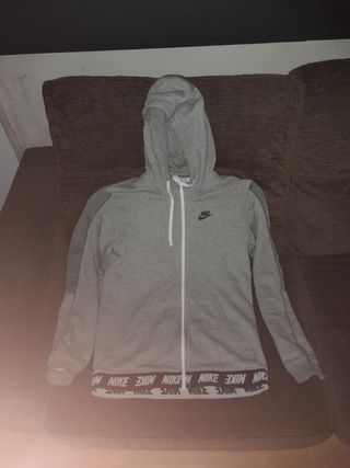 SUDADERA NIKE ORIGINAL EDICION LIMITADA de segunda mano por 35 EUR en  Zaragoza en WALLAPOP