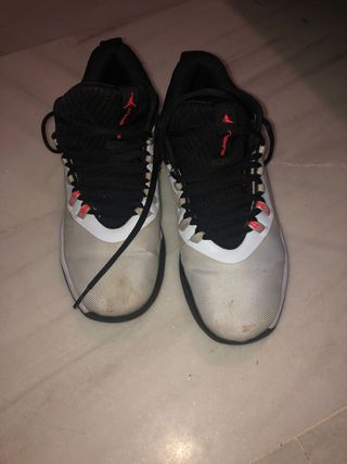 Zapatillas air jordan talla 40 de segunda mano por 18 EUR en Villafranca de  Córdoba en WALLAPOP