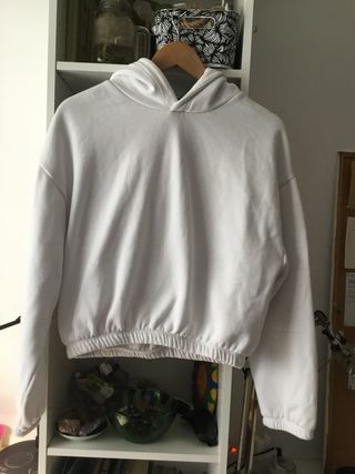 Sudadera corta oversizec blanca ZARA (L) de segunda mano por 7 EUR en Jaén  en WALLAPOP