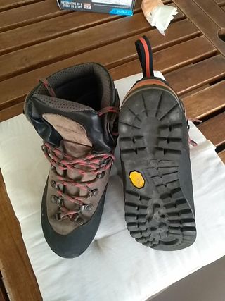 Botas simond número 38. de segunda mano por 40 EUR en Jerez de la Frontera  en WALLAPOP