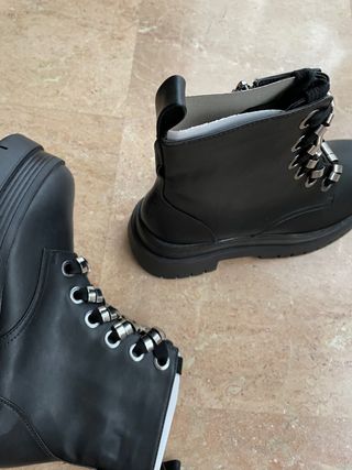 NUEVO botines botas militares BERSHKA Núm.38 de segunda mano por 35 EUR en  Reus en WALLAPOP