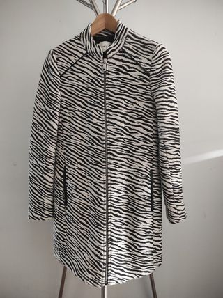 Abrigo print cebra. Stradivarius. de segunda mano por 10 EUR en Santander  en WALLAPOP