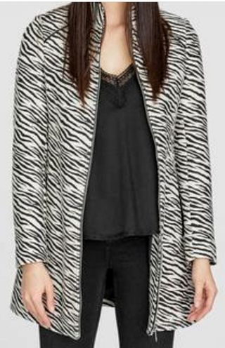 Abrigo print cebra. Stradivarius. de segunda mano por 10 EUR en Santander  en WALLAPOP