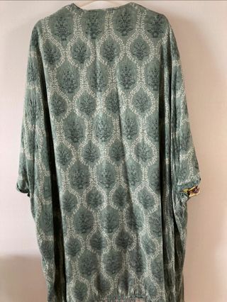 Kimono reversible Zara de segunda mano por 25 EUR en Santa Cruz de Tenerife  en WALLAPOP