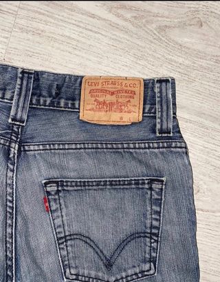 Pantalón vaquero Levis Hombre de segunda mano por 15 EUR en Torremolinos en  WALLAPOP