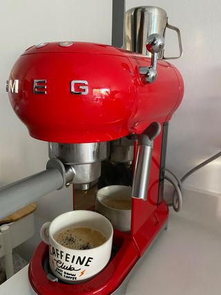 Cafetera SMEG vermella de segunda mano por 200 EUR en Girona en WALLAPOP