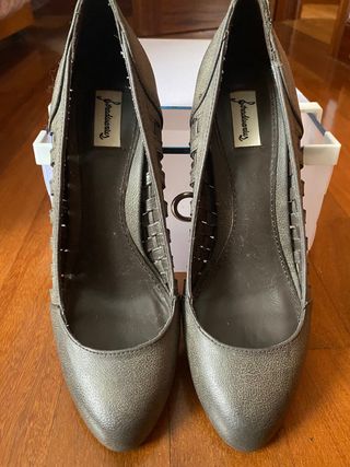 Zapatos tacon alto de Stradivarius de segunda mano por 24 EUR en Sanfuentes  en WALLAPOP