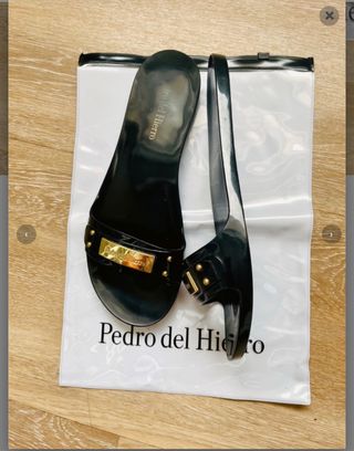 Sandalias detalle dorado Pedro del Hierro 39 de segunda mano por 25 EUR en  Gijón en WALLAPOP