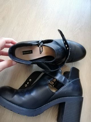 Botines negros de tacón, número 41 de segunda mano por 9,5 EUR en Madrid en  WALLAPOP