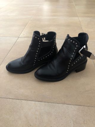 Botín plano negro tachuelas de segunda mano por 5 EUR en Real de Gandía en  WALLAPOP