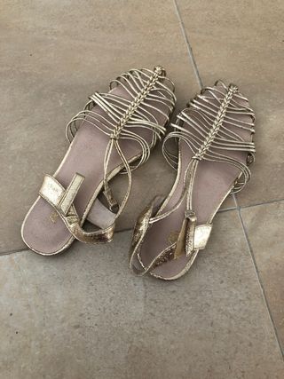 Sandalia cangrejera dorada Zara talla 36 de segunda mano por 5 EUR en Real  de Gandía en WALLAPOP