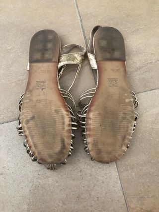 Sandalia cangrejera dorada Zara talla 36 de segunda mano por 5 EUR en Real  de Gandía en WALLAPOP