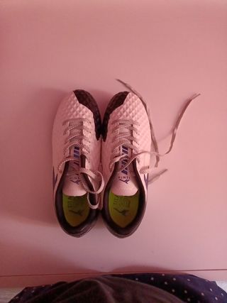 BOTAS DE FUTBOL TALLA 39 de segunda mano por 15 EUR en Madrid en WALLAPOP